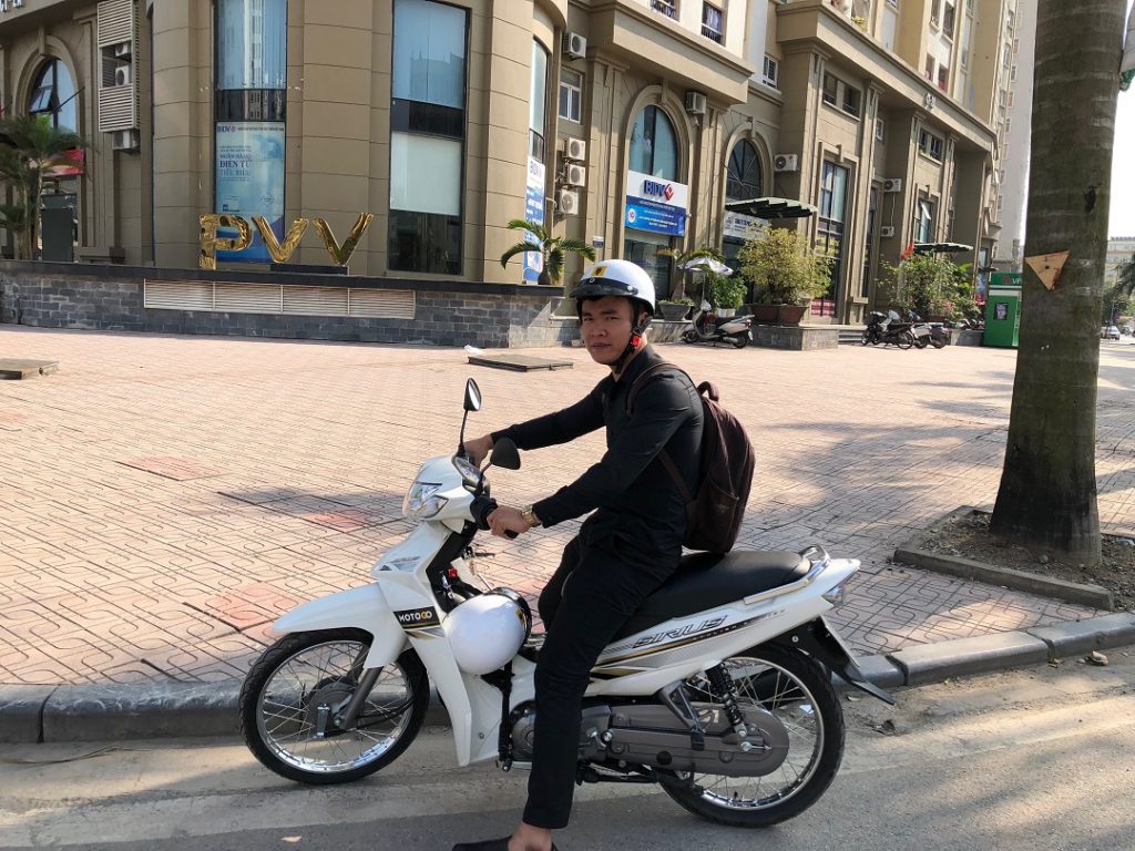 Khách hàng thuê xe máy tại Motogo