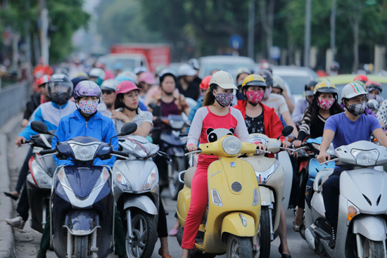 Chỉ có xe máy mới dễ dàng luồn lách qua những ngõ nhỏ, phố nhỏ Hà Nội