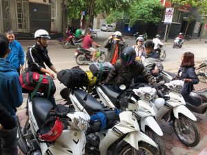 Khách du lịch thuê xe máy vi vu Hà Nội ngày thu