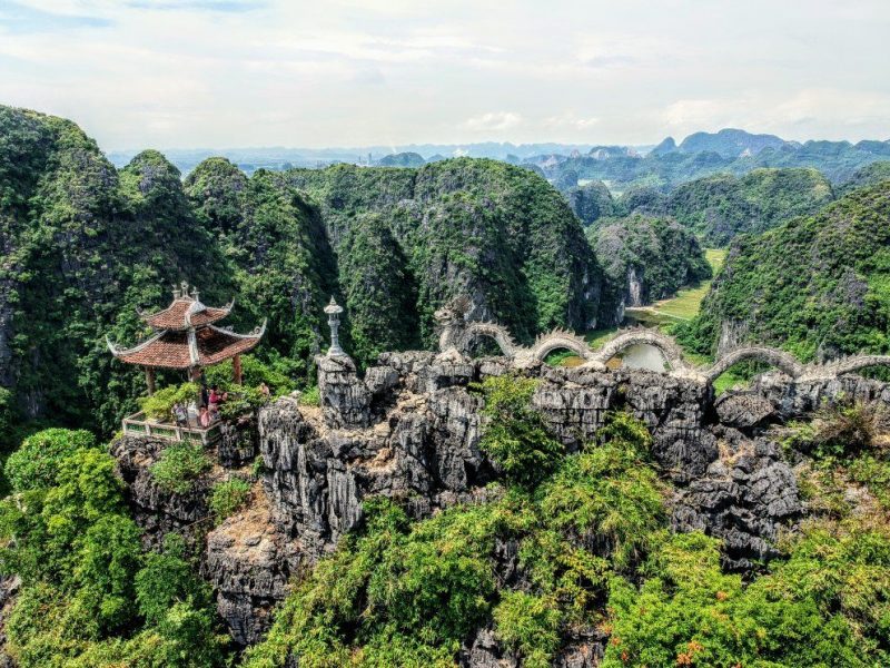 Hang Múa Ninh Bình là một trong những địa danh nổi tiếng của Ninh Bình, là nơi thu hút nhiều khách du lịch đến tham quan, khám phá và tìm hiểu về lịch sử, văn hóa và thiên nhiên nơi đây. Với khung cảnh đẹp như tranh vẽ, hang Múa sẽ mang đến cho quý khách những trải nghiệm đầy thú vị và tuyệt vời.