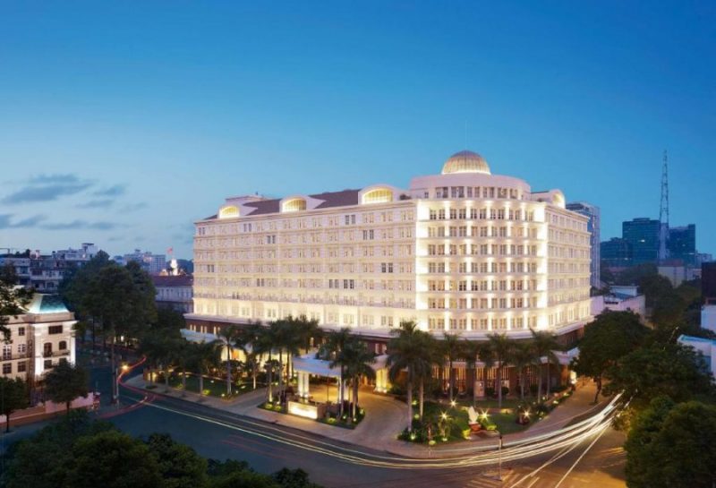 Khách sạn 5 sao quận 1 Hồ Chí Minh - Phòng Deluxe: Phòng Deluxe của khách sạn 5 sao tại Quận 1 Hồ Chí Minh được thực hiện với thiết kế hiện đại, sang trọng. Bước vào ngay, du khách sẽ cảm nhận được không gian rộng rãi, tiện nghi và tầm nhìn đằng sau ánh sáng lấp lánh của thành phố này.