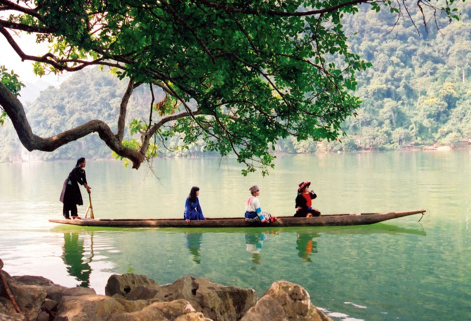 Hồ Ba Bể sẽ là nơi du lịch 1 ngày ở đâu xa Hà Nội cho ai yêu thích thiên nhiên