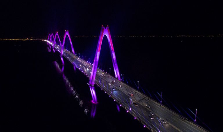 Cầu Nhật Tân với hệ thống đèn chiếu sáng đa sắc chuyển động hấp dẫn (Nguồn: Internet)