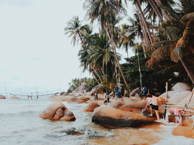 Bãi Bàng luôn là nơi thu hút khách du lịch nhiều nhất. Nơi này đẹp, có bờ biển mịn, những dặng dừa lát đá và làn nước trong xanh.