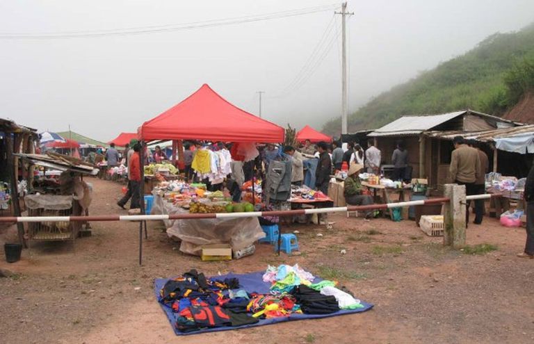 chợ phiên A Pa Chải ( gần cột mốc số 3 giữa biên giới Việt Nam- Trung Quốc )