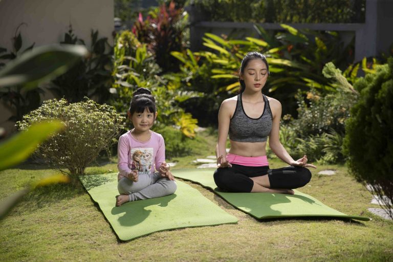 Đến Shoji Home bạn sẽ được thư giãn với không gian tập yoga; hay các hoạt động trèo thuyền, đạp xe ngắm hồ và khám phá rừng tự nhiên.