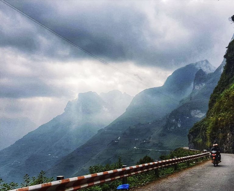 Thành phố Yên Bái cách Hà Nội khoảng 150km, bạn có thể lựa chọn nhiều phương tiện khi đến đây. Tuy nhiên, nếu muốn phượt xe máy Hà Nội - Yên Bái thì hãy đảm bảo bạn là một tay lái cứng đã nhé!