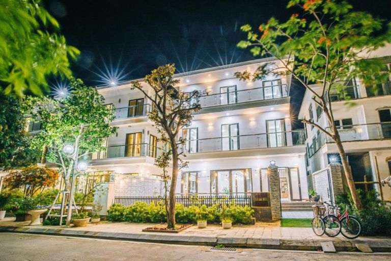 Villa Hải Minh là căn biệt thự hiện đại với 3 tầng, rộng 245m2.