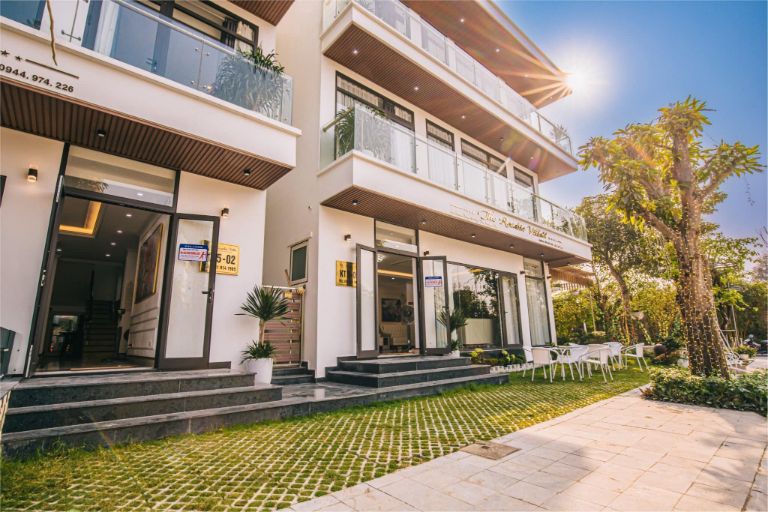ROSALIA FLC Sầm Sơn là căn biệt thự song lập bao gồm 2 căn villa liền kề, phù hợp với những nhóm khách lớn.