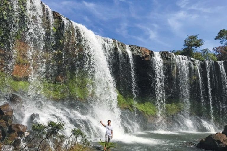 Địa chỉ: bản Pú Nhu, xã La Pán Tẩn, h.Mù Cang Chải. Cách trung tâm h.Mù Cang Chải 10 km về phía tây.