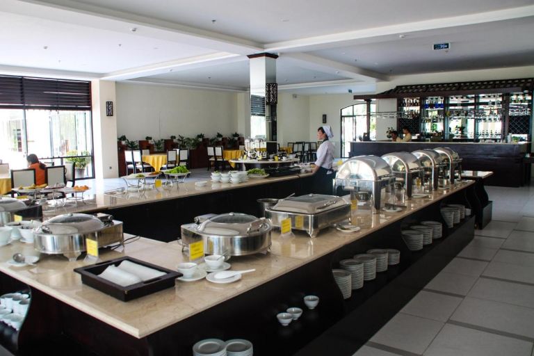 Nhà hành của Côn Đảo Resort phục vụ đa dạng các món ăn từ Á sang Âu