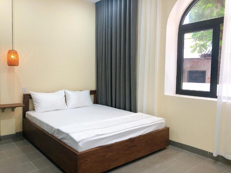 Homestay Huế này có phòng Deluxe với một giường đôi, được thiết kế theo phong cách Á Đông với tông màu be chủ đạo, mang lại cảm giác ấm cúng cho khách khi lưu trú.
