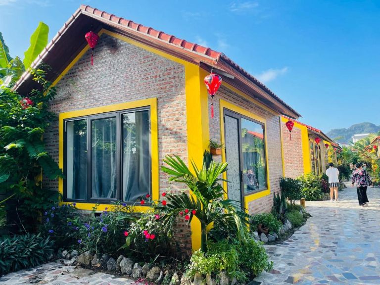 Ngoài những phòng chung, Ninh Bình Royal Homestay còn có 9 căn bungalow riêng biệt với view núi và hồ sen tuyệt đẹp