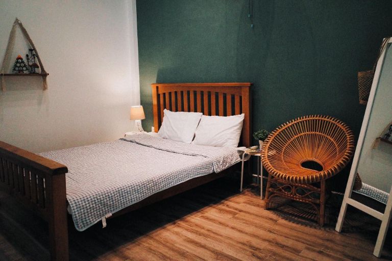 Phòng ngủ trang trí theo tông màu trầm và hệ thống đèn vàng ấm vô cùng độc đáo 