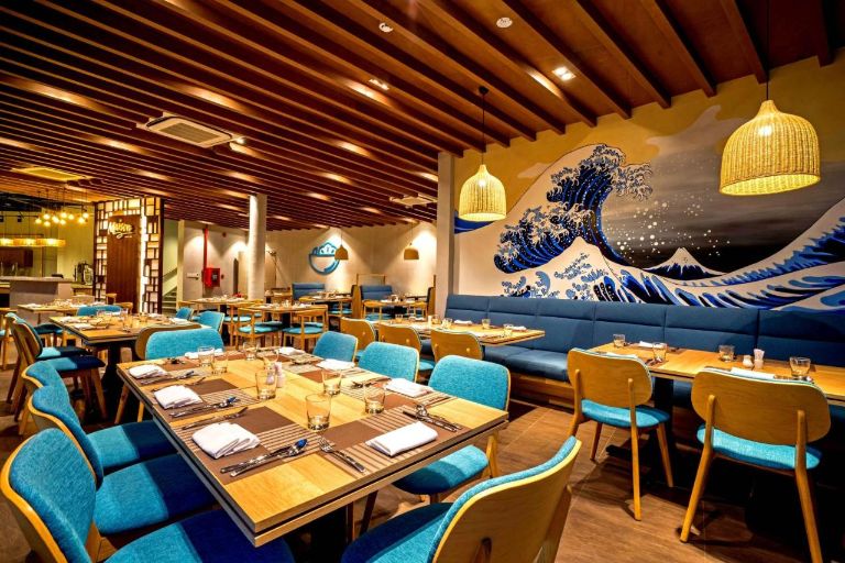 Nhà hàng nằm ngay trong khuôn viên Oceanami Villas & Beach Club chuyên phục vụ các món ăn quốc tế và đặc sản địa phương