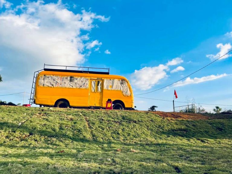 Homestay Bảo Lộc này có nhiều điểm check-in độc đáo, đặc biệt là chiếc xe buýt được sơn màu vàng nổi bật trên đỉnh đồi tên là Mây