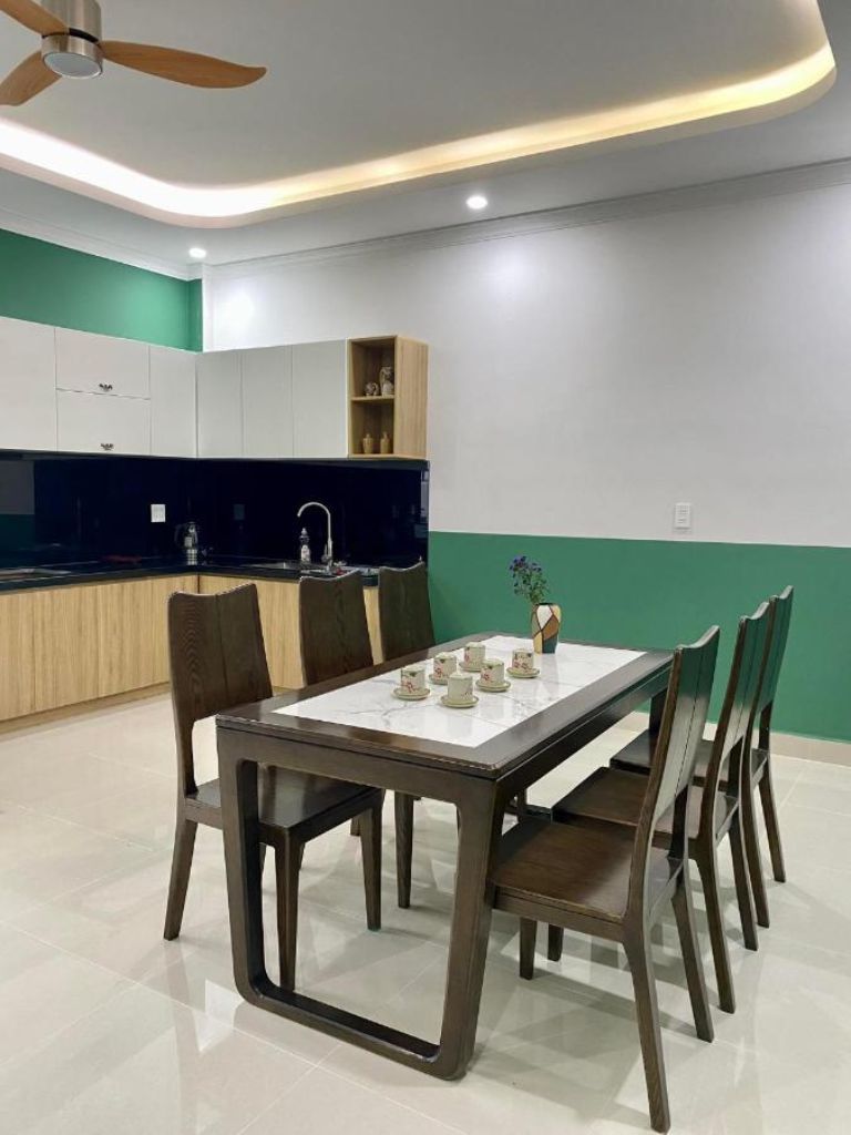 Khu vực bếp cảu căn homestay Bảo Lộc này cũng được thiết kế theo tông màu chủ đạo để hòa hợp với căn nhà