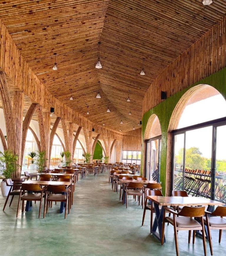 Khu vực nhà hàng của homestay Bảo Lộc này cũng được đầu tư với cách decor độc lạ, gần gũi với thiên nhiên và vô cùng thoáng mát