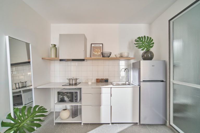 Homestay Bình Thạnh này có một phòng bếp với đầy đủ dụng cụ nấu nướng, đáp ứng nhu cầu tự nấu cơm hoặc ở dài ngày của du khách (nguồn: facebook.com)