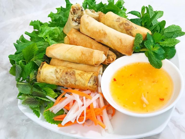 Đến đây lưu trú, du khách sẽ được thỏa mình thưởng thức các món ăn ngon truyền thống của dân tộc Việt, được làm từ bàn tay khéo léo của chị chủ nhà (nguồn: bptv.vn)
