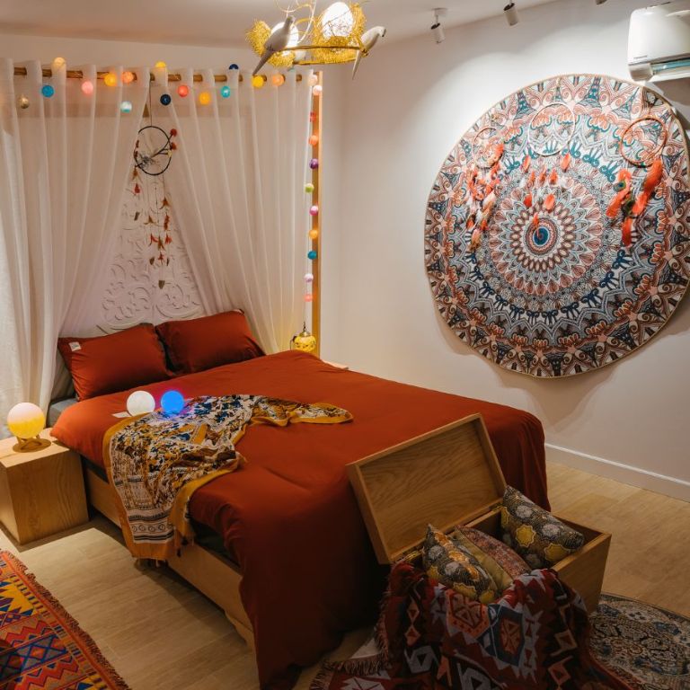 Căn phòng theo concept Bohemian là một trong những lựa chọn được nhiều người yêu thích, bởi vẻ đẹp cổ điển cùng với những vật trang trí đậm chất văn hóa dân tộc.