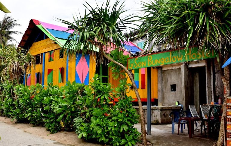 Điểm nhấn của homestay chính là ở những bungalow được thiết kế với gam màu sắc rực rỡ (nguồn: gody.vn)