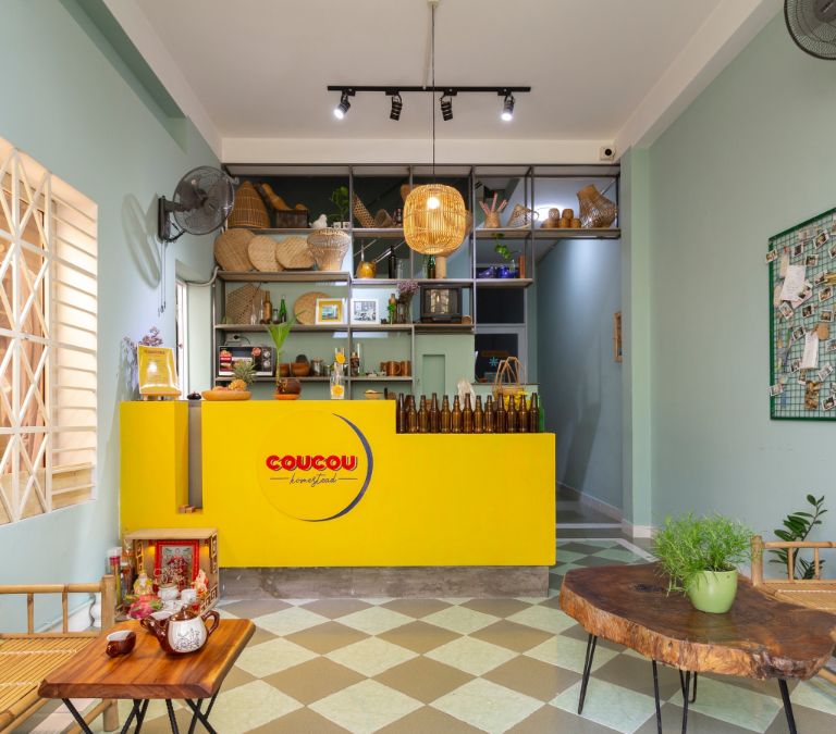 CouCou Homestead sở hữu một không gian tiếp khách vô cùng đặc biệt, kết hợp với quầy bar phục vụ các thức uống ngon lành, mát mẻ (nguồn: facebook.com)