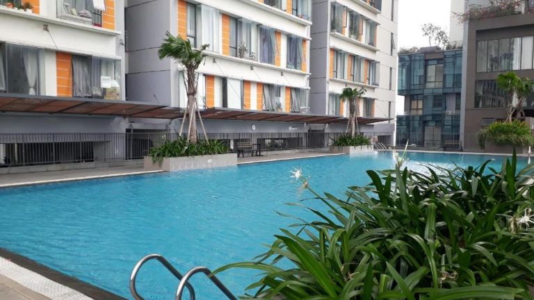 Khác với nhiều homestay có diện tích hạn chế, điểm lưu trú này nằm trong một khu chung cư, sở hữu tiện nghi bể bơi cho mùa hè Sài Thành (nguồn: booking.com)