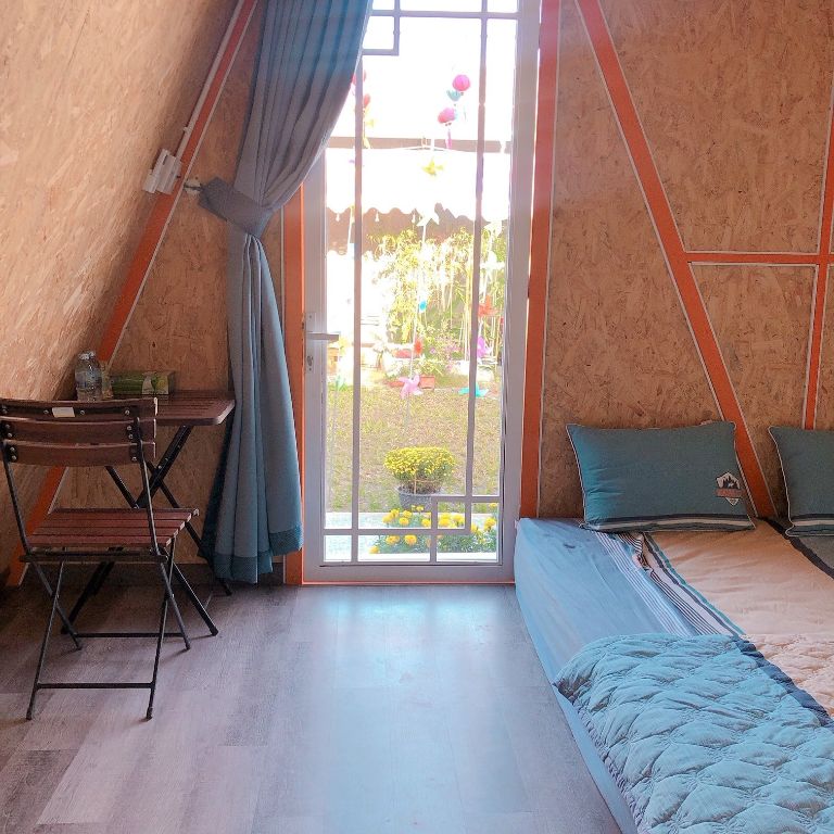 Phòng phổ thông bao gồm 1 giường ngủ và 1 bộ bàn ghế, vô cùng thích hợp cho những cặp đôi đến homestay Ninh Thuận này để nghỉ dưỡng 