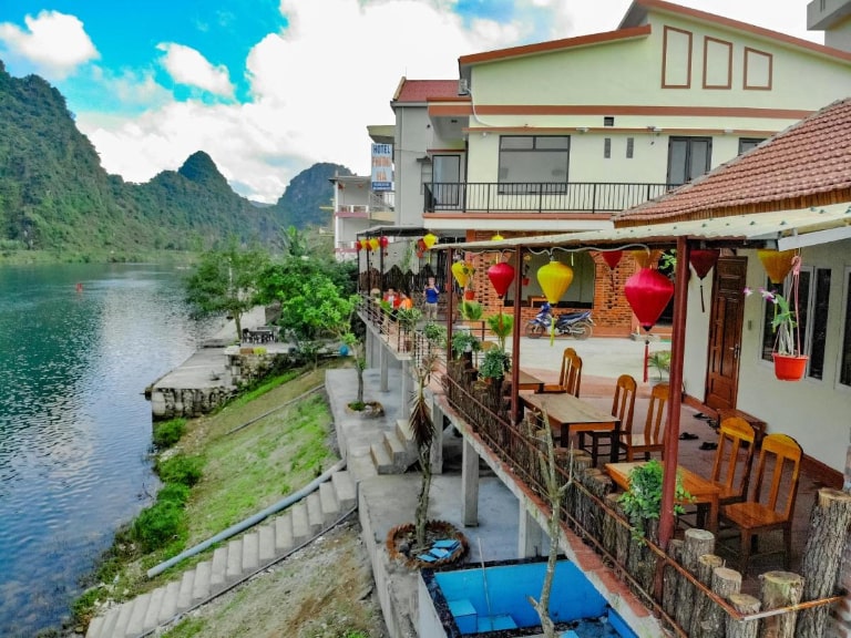 Tọa lạc bên ven dòng sông Son, homestay này sở hữu một khung cảnh hữu tình vô cùng lãng mạn. (nguồn: facebook.com)