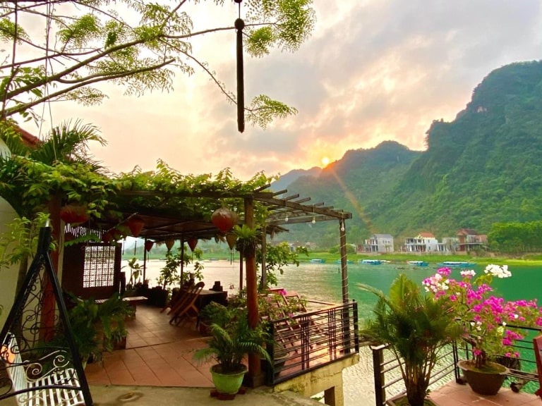 Nhà hàng tại homestay được thiết kế ngoài trời với view hướng sông vô cùng lãng mạn.(nguồn: internet)