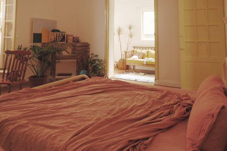 Phòng ngủ với tông màu hường nhẹ nhàng toát lên vẻ bình yên cho du khách