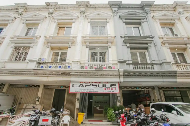 Capsule Homestay Ba Đình nằm ngay trung tâm Hà Nội với kiến trúc bên ngoài vô cùng đồ sộ