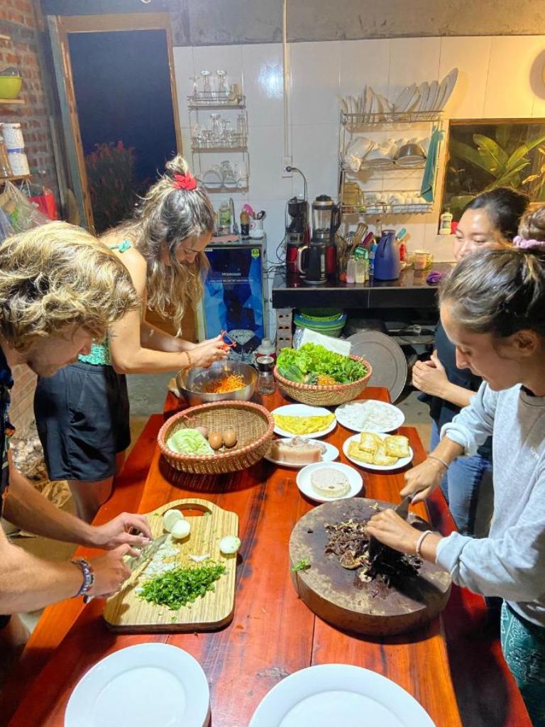 Hình ảnh du khách quốc tế vui vẻ thực hành làm những món ăn đặc trưng của dân tộc thiểu số tại homestay Sapa này