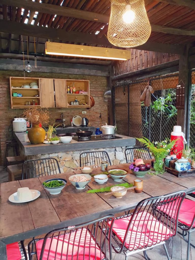 Không gian ăn uống và khu bếp của homestay Sapa này cũng được triển khai với thiết kế tối giản lại vô cùng đẹp mắt