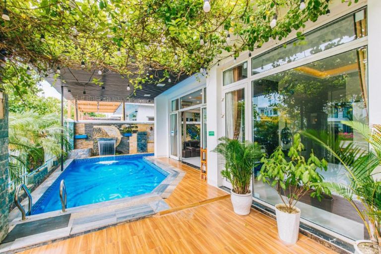 Bể bơi nước nóng trong nhà cùng với không gian xanh tại tầng 1 của villa.