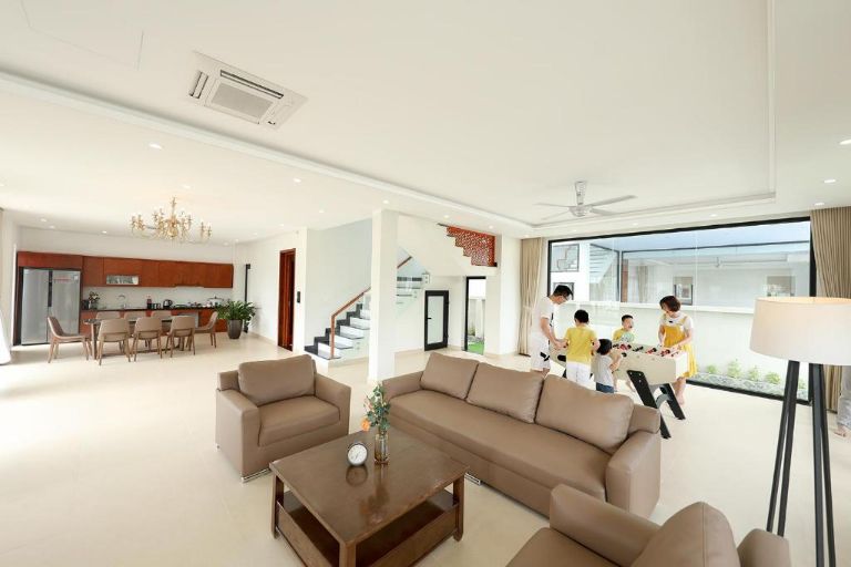 Phòng khách với không gian rộng rãi dành cho những sinh hoạt tập thể của gia đình.