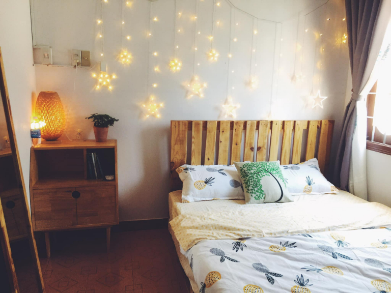 Phòng ngủ được decor xinh xắn có lắp những đèn led hình ngôi sao sẽ rực rỡ về đêm