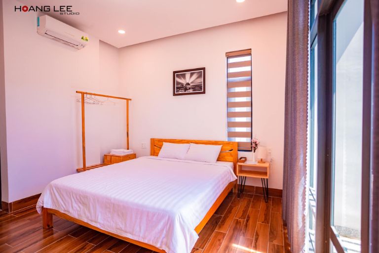 Phòng ngủ tại homestay được trang bị đầy đủ tiện nghi mang đến cho du khách không gian nghỉ ngơi tiện nghi nhất 