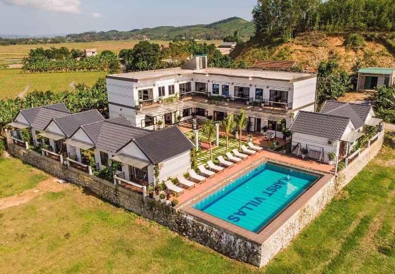 Karst Villas Phong Nha sở hữu không gian rộng lớn với view hướng đồi cực chill (nguồn: facebook.com)