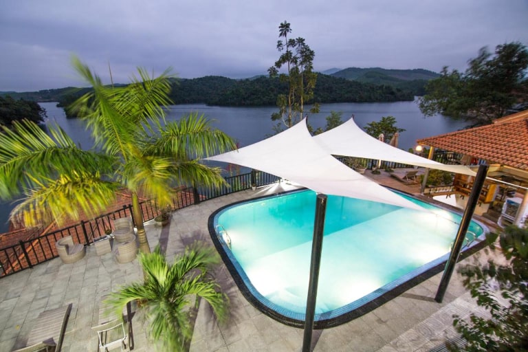 Lake House Resort sở hữu bể bơi vô cực với tầm nhìn sông núi cực đỉnh (nguồn: booking.com)