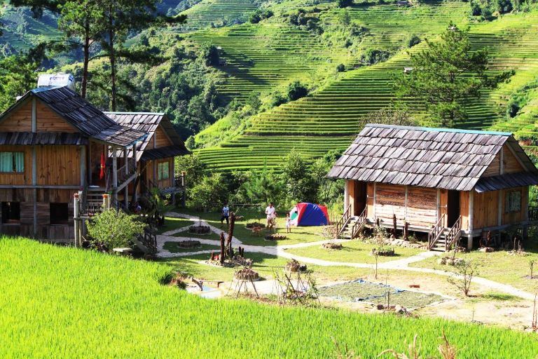 Lapantan Paradise được đặt tại vị trí gần những đồi mâm xôi nổi tiếng, cung cấp cho du khách nhiều lựa chọn để khám phá vùng đất này bằng cách sử dụng xe máy hoặc đi bộ.