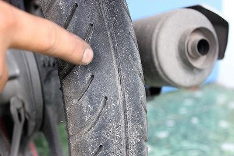 hoa văn trên những chiếc xe mòn lốp