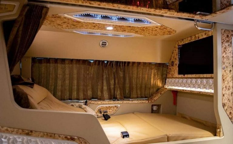 Giường nằm trên xe có phân thành các khu riêng biệt, có rèm che kín đáo và cách âm với bên ngoài rất yên tĩnh. 