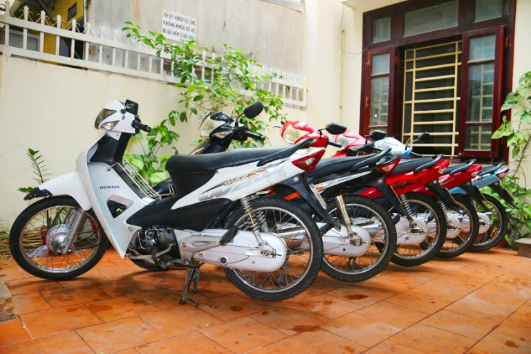 Bên trong cửa hàng cho thuê xe máy với nhiều lựa chọn xe khác nhau