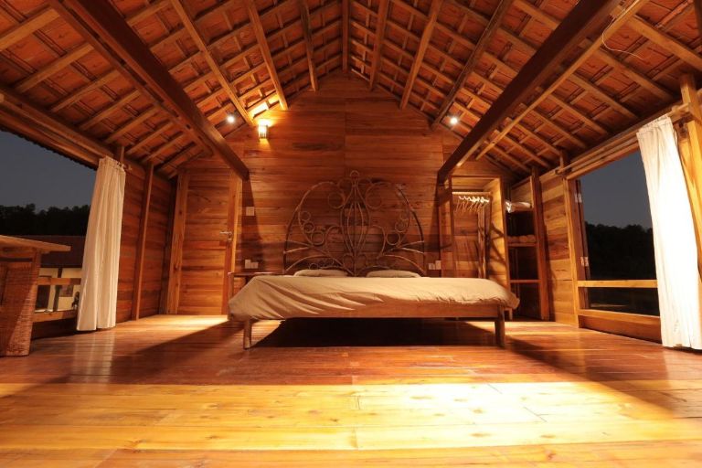 Phòng ngủ kiểu nhà sàn của TODO Farm lộng gió và ngắm nhìn được toàn cảnh thiên núi rừng