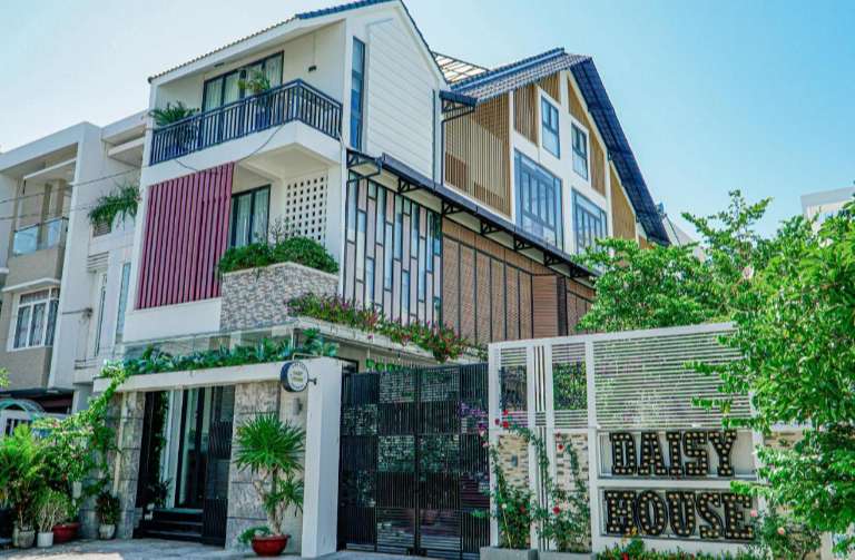 Daisy House Homestay Phú Yên nằm ngay gần trung tâm thành phố với thiết kế hiện địa mang đến cho du khách sự sang trọng 