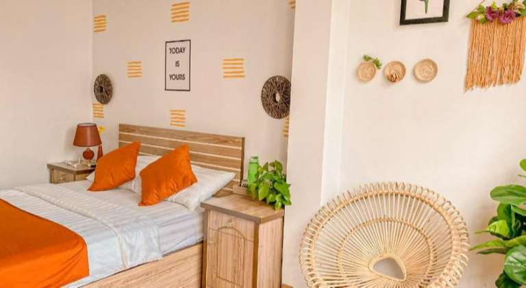 Phòng ngủ tông xanh trắng được trang trí thêm những chậu hoa nhỏ làm cho căn phòng như lộng gió biển homestay Phú Yên