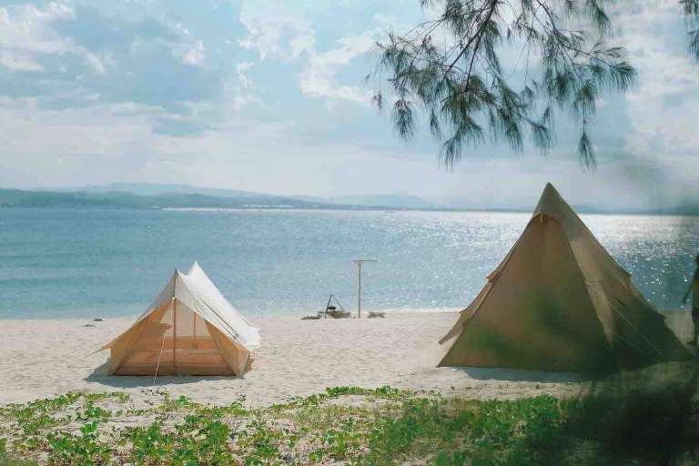 Lều trại du khách thuê để cắm ở ngoài bãi biển gần homestay đón nắng gió và thư giãn ngay trên những bãi cát trắng