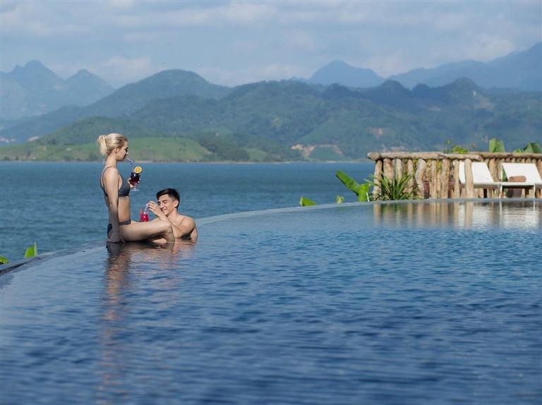 Mai Châu Hideway resort Hòa Bình sở hữu một bể bơi lớn view hồ và núi cực chill. 